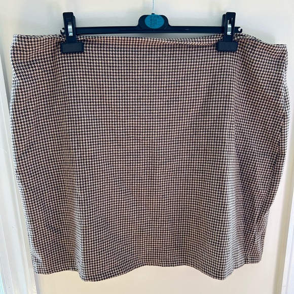 SHEIN Plus Size Houndstooth Print High Waisted Skirt - Picture 3 of 7